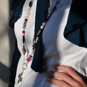 bunte Perlenkette mit Kreuz bunte Perlenkette mit Kreuz