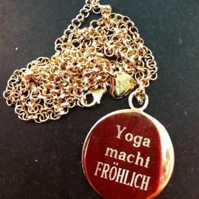 Yogo macht Fröhlich