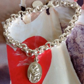 Silberarmband mit Madonna mit Kind graviert 